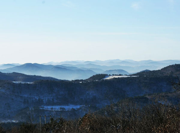 峰岭初雪 